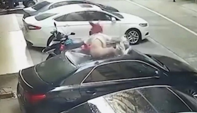 Полуголая девушка выпала из окна на крышу машины во время секса – видео