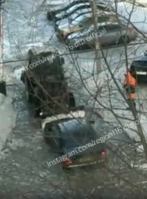В Казани спасли иномарку, утонувшую из-за прорыва водопровода - видео