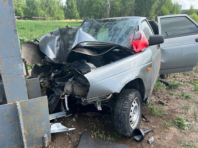 Пассажир «Лады» впал в кому после столкновения с эстакадой в Татарстане