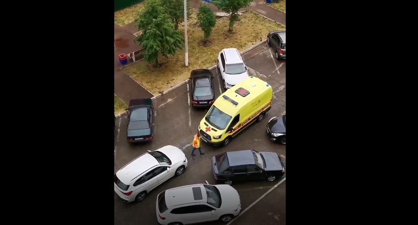 Автохам на BMW заблокировал карету скорой помощи в Нижнекамске — видео