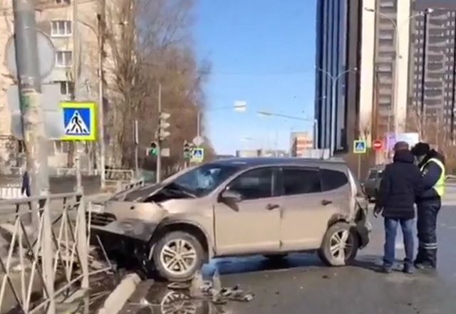Внедорожник в Казани вылетел с дороги и едва не снес столб – видео 