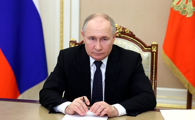 Путин распространил выплаты добровольцам спецоперации на контрактников Росгвардии