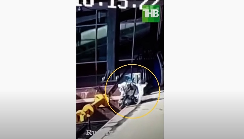 В сети появилось видео падения детей на рельсы на вокзале в Петербурге