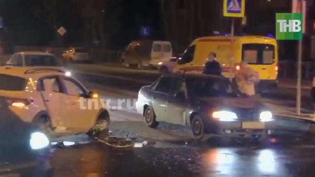 13-летняя пассажирка иномарки получила увечья в ДТП с каретой скорой помощи в Казани