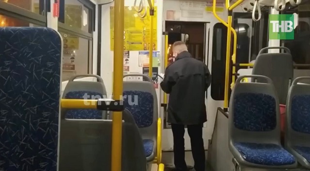 В Казани пассажир троллейбуса пырнул ножом кондуктора - видео