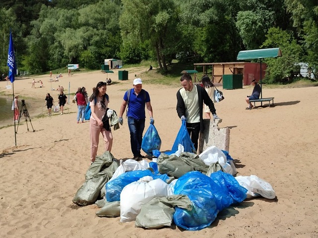 30 мешков мусора собрали волонтеры с территории Голубых озер