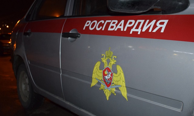 Молодой нижнекамец украл у автомобилиста 1,3 млн рублей и часть раздал прохожим
