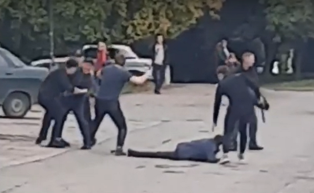 В Кемерово массовая драка с ножами и дубинками попала на видео	