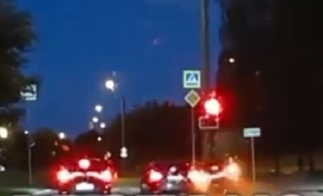 Водитель влетевшей в светофор иномарки получил смертельные травмы в Казани — видео