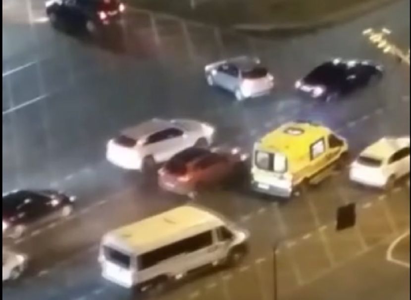 В Казани автоледи на Suzuki протаранила машину скорой помощи