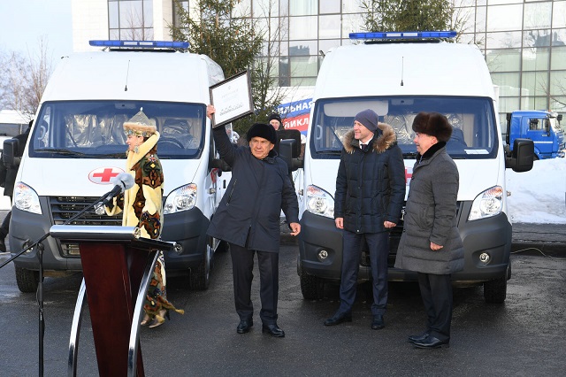 Минниханов вручил медикам Татарстана 24 сертификата на оснащение автомобилями