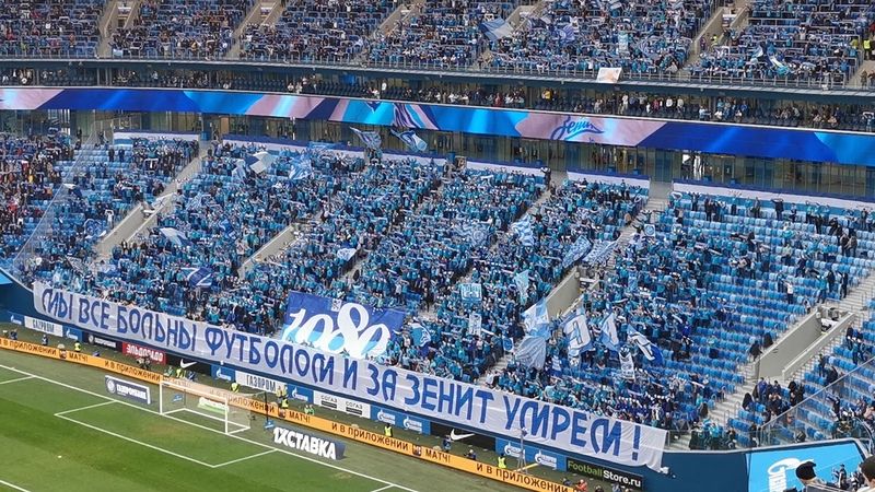 «Мы все больны футболом и за «Зенит» умрём». Фанаты вывесили баннер на тему коронавируса
