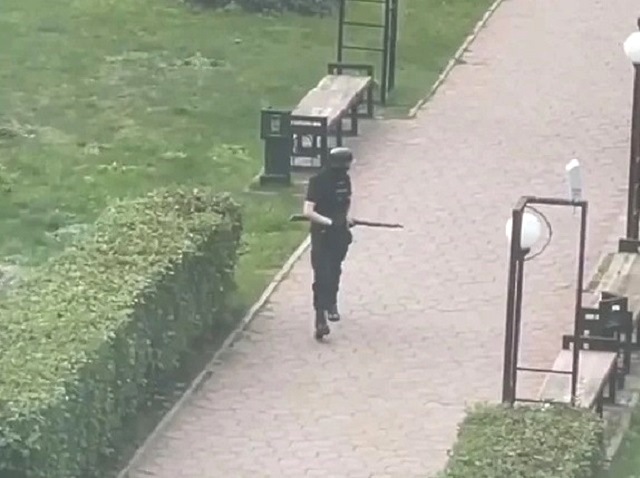 Вооруженный огнестрельным оружием стрелок напал на Пермский университет - видео