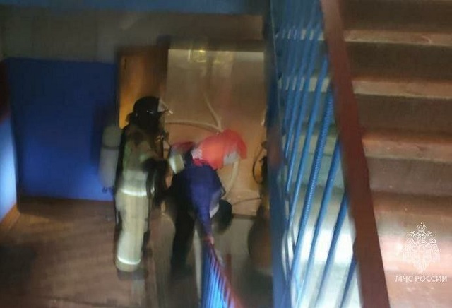 Пожарные Татарстана вынесли из горящей квартиры троих детей