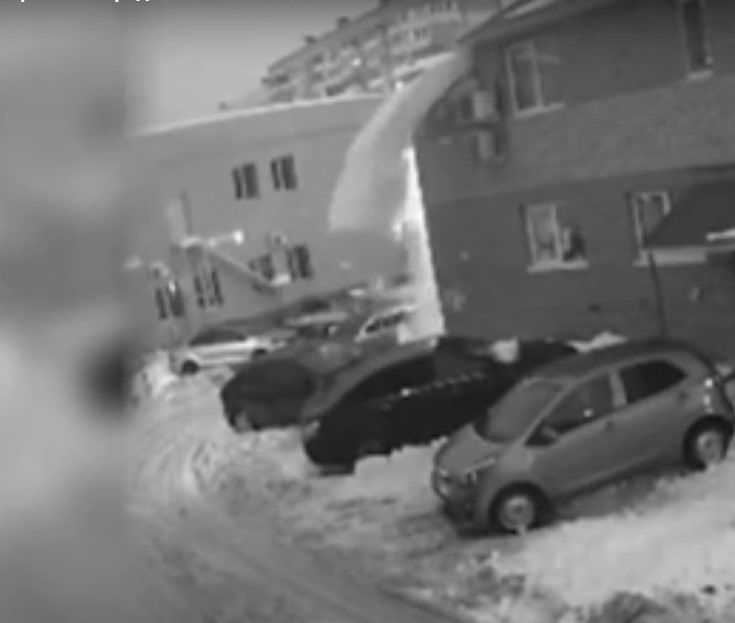 В Казани снег, упавший с крыши, пробил лобовое стекло «Форда» – видео