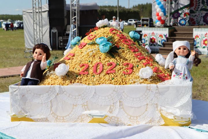 Апас районы Сабан туенда 150 килограмм авырлыктагы чәкчәк белән нишләгәннәр?