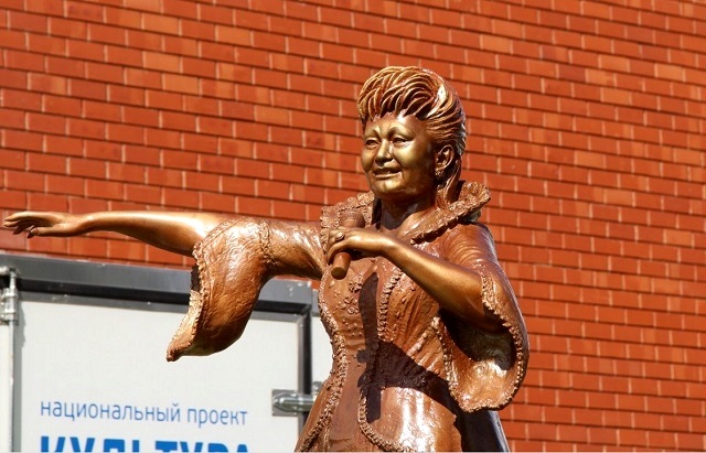 В Башкирии открыли памятник примадонне татарской эстрады Хание Фархи