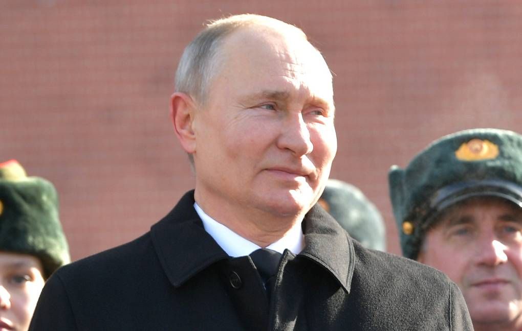 Песков объяснил появление Путина без шапки на морозе