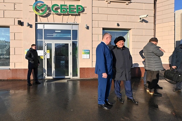 Минниханов в Казани открыл первый в России офис Сбербанка по исламскому финансированию