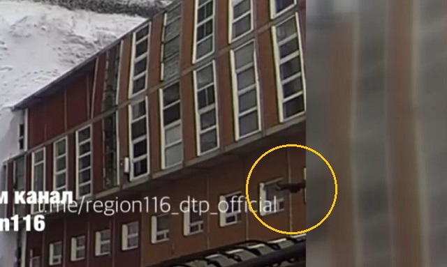В Казани выпавший из окна 13-го этажа мужчина остался жив — падение попало на видео
