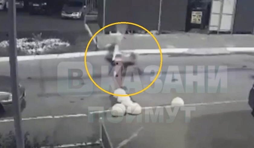 В Казани парень на электроскутере влетел в шлагбаум – видео