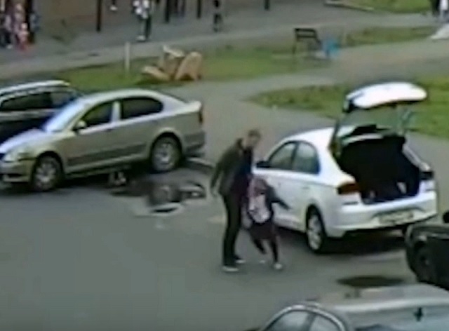 «Жесткое воспитание»: житель Челябинска избил дочь во дворе школы – видео