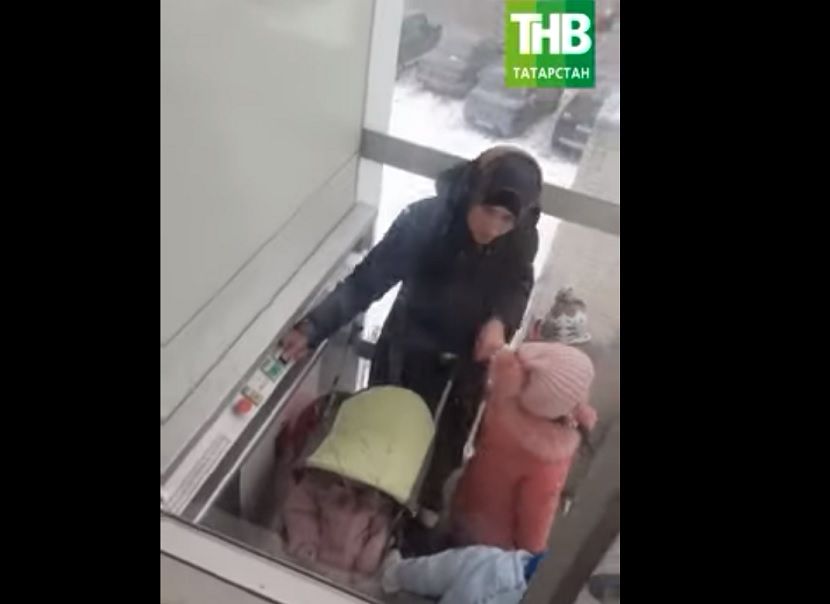 В Казани мать с детьми оказались в плену лифта надземного перехода на Павлюхина