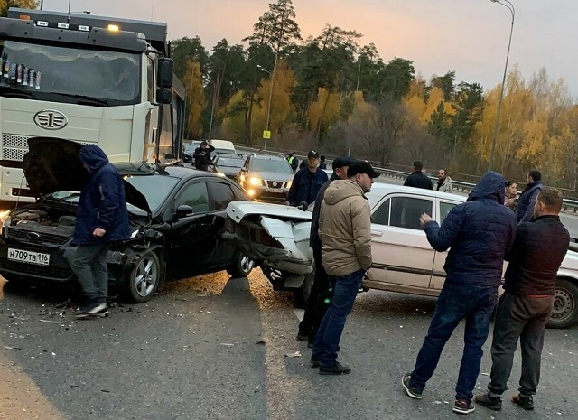 Массовая авария на Горьковском шоссе в Казани парализовала въезд в город — видео