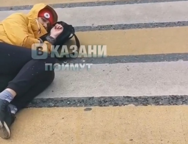 В Казани девушка разлеглась на оживленной дороге из-за безответной любви — видео