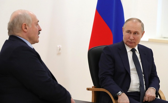 Путин: переход Москвы к расчетам в нацвалютах способствует укреплению рубля 