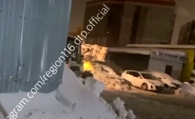 В Казани трактор похоронил припаркованный автомобиль под снегом – видео