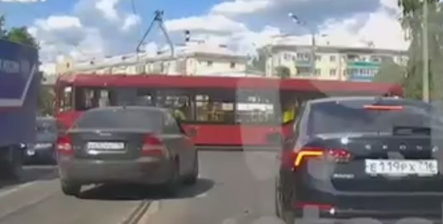 На видео попал момент схода с рельсов трамвая в Казани