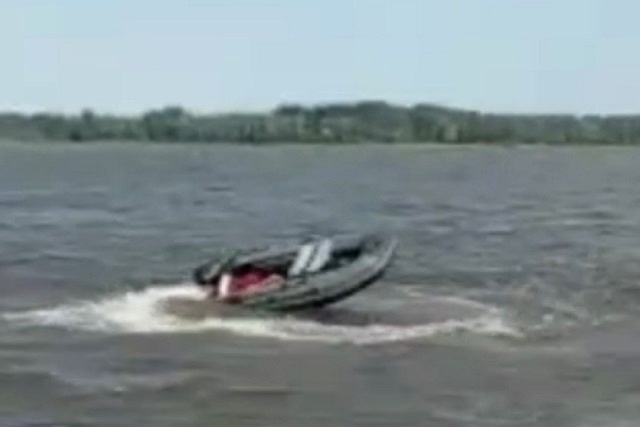 Житель Татарстана смог доплыть до берега из выброшенной волной лодки на Каме