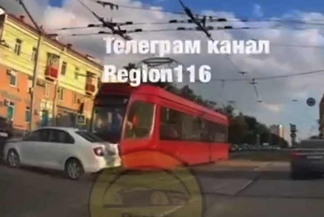 В Казани трамвай снес авто лихача, пытавшегося проскочить перед ним – видео