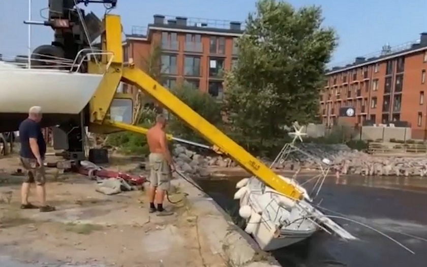 Полное фиаско: рухнувший кран потопил новую яхту – видео