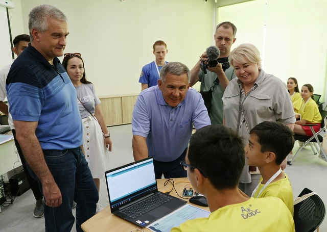 Сюжет ТНВ: Рустам Минниханов посетил в Крыму новую базу детского лагеря «Сэлэт»