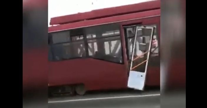 В Казани на Кировской дамбе трамвай сошел с рельсов - видео