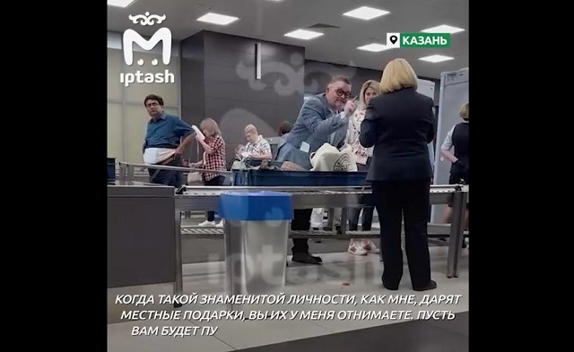 Таможенники в аэропорту