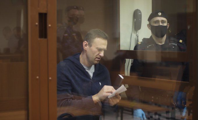 Навальный попросил зачитывающего материалы дела прокурора «не облизывать пальцы»