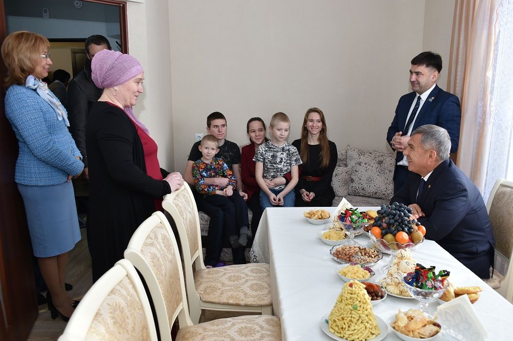 Рустам Минниханов навестил новоселов социопотечного жилья в Кукморе
