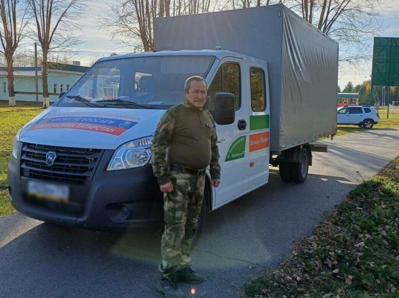 Арча районы кешесе СВО зонасына йөк илтүче волонтерга автомобиль бүләк иткән