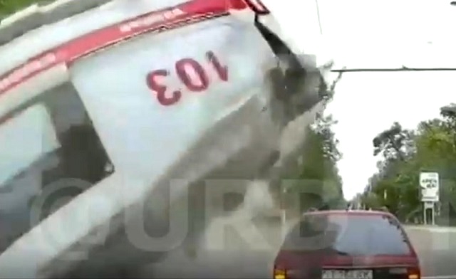 Попавшая в ДТП карета скорой помощи исполнила сальто и рухнула на авто — видео
