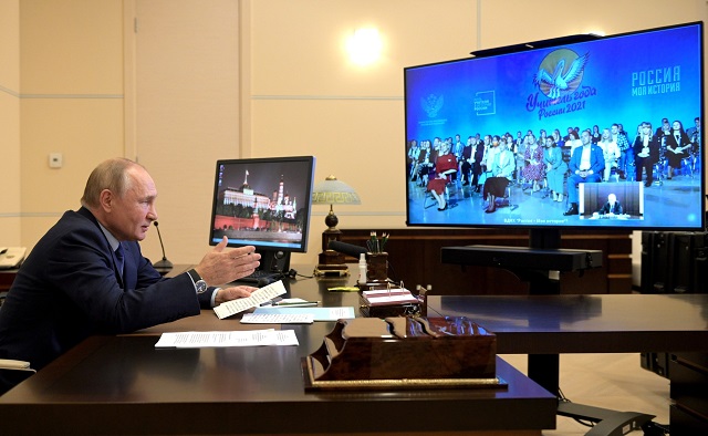 Путин поддержал идею введения в школах должности советника директора по воспитанию