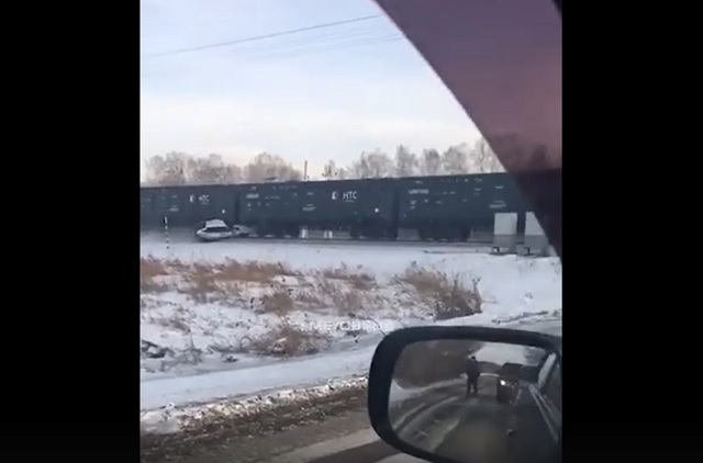 Видео: под Барнаулом грузовой поезд протащил легковушку по путям – водитель авто погиб