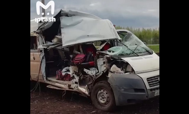 Пассажир микроавтобуса погиб в ДТП с «Камазом» на трассе в Татарстане - видео