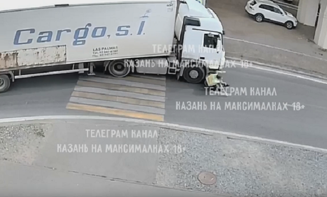 В Казани большегруз сбил курьера на велосипеде и попал на видео