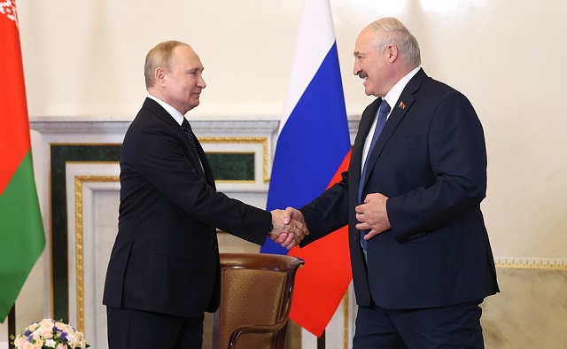 Путин уверен в дальнейшем развитии двухсторонних связей России и Беларуси