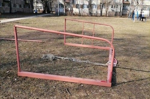 В Казани на 10-летнюю девочку рухнули футбольные ворота