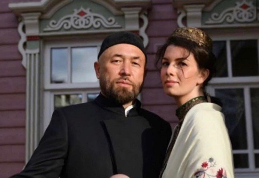 Бекмамбетов с женой сделали фото в образе татарской семьи