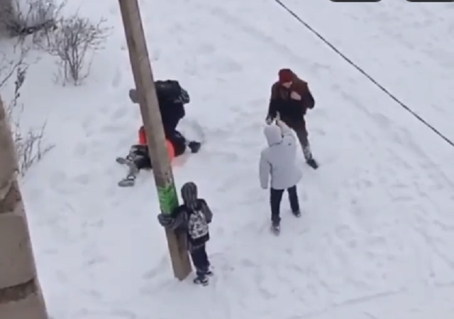 Видео с нападением сверстников на девочку-сироту в Ленинградской области слили в сеть